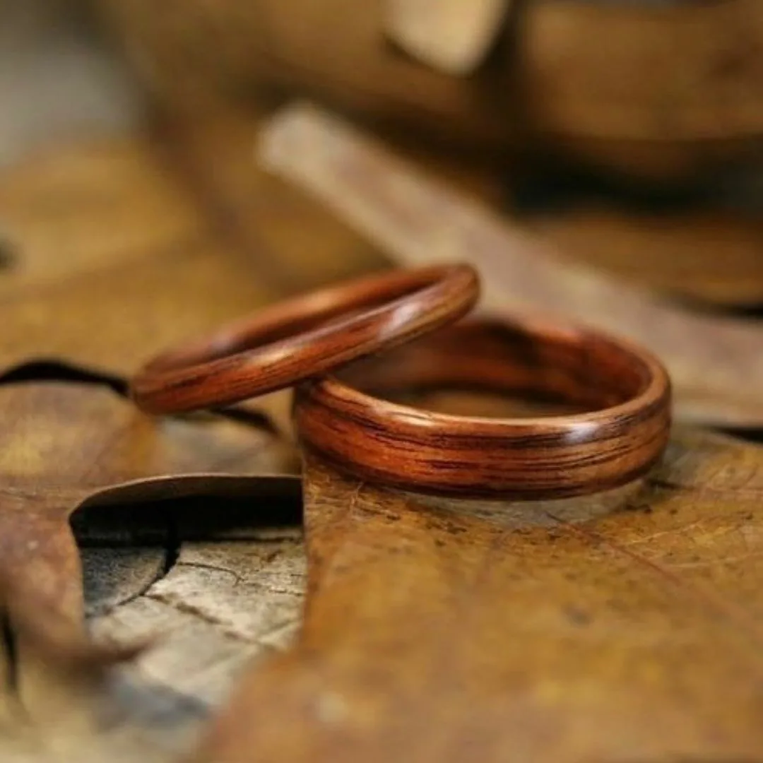 С деревянной свадьбой 5 лет. Деревянная свадьба. Деревянные кольца на деревянную свадьбу. Деревянные кольца обручальные. С годовщиной деревянной свадьбы.