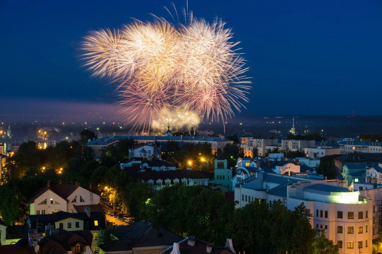 Какого числа день города в ярославле. Салют в Ярославле. Салют на стрелке Ярославль. Ярославль праздник. День города Ярославль.