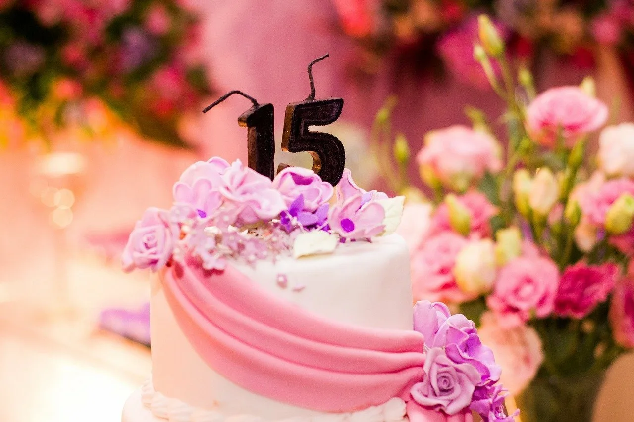 С 15 летием девочке в прозе. Торт с днем рождения!. С днем рождения торт и цветы. Торт на 15 летие. Тортики на день рождения для девочек 15 лет.