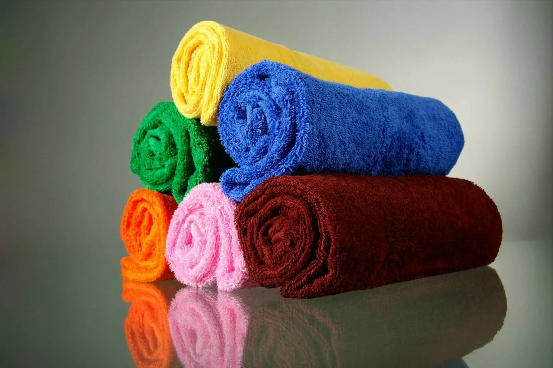 Полотенце относится. Полотенце махровое. Банное полотенце. Текстиль полотенца. Цветные полотенца.