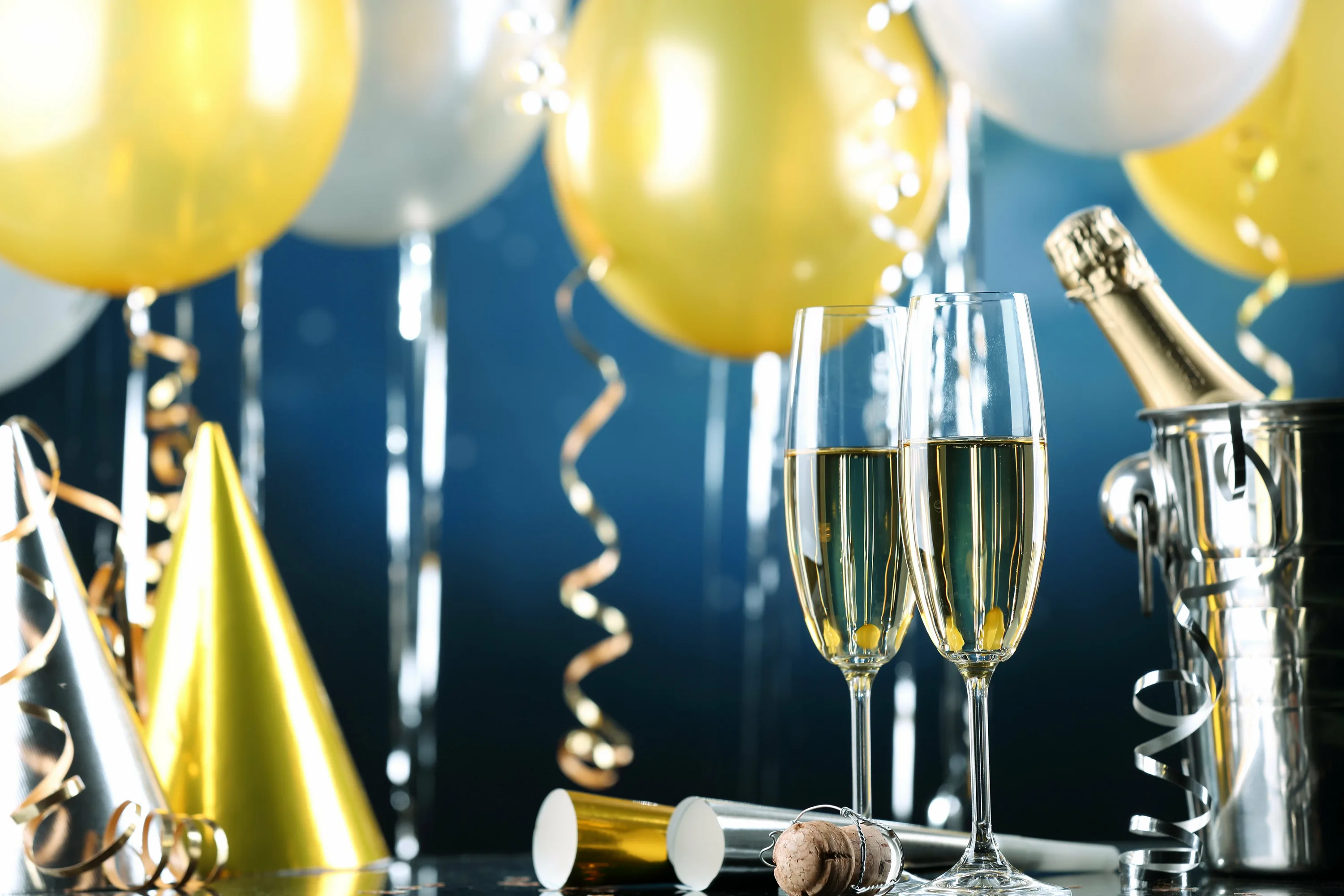 Поздравления с шампанским. Бокалы для шампанского. Шампанское в бокале. Шампанское бокалы праздник. С днём рождения шампанское.