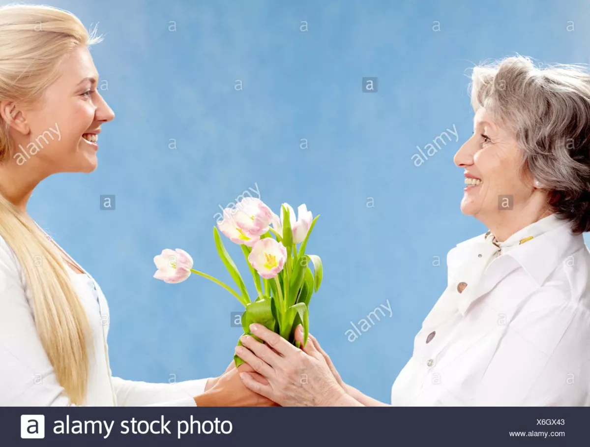 Поздравление пожилую маму. День свекрови. Международный день свекрови. С днем матери свекрови. Мама и бабушка с цветами.