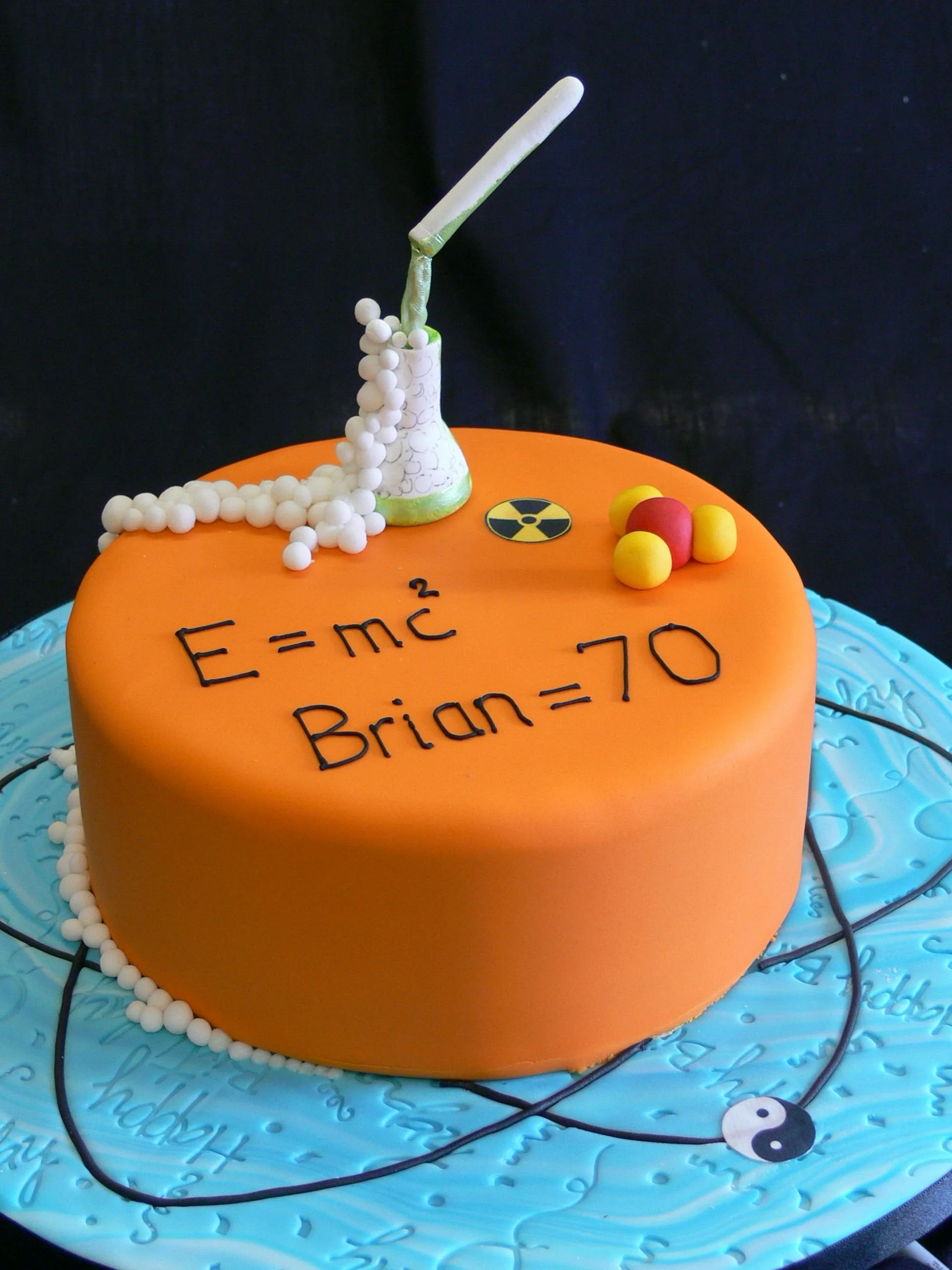 С днем рождения химику. Торт с днем рождения!. Украшение торта для химика. Торт химия. Классный торт на день рождения.