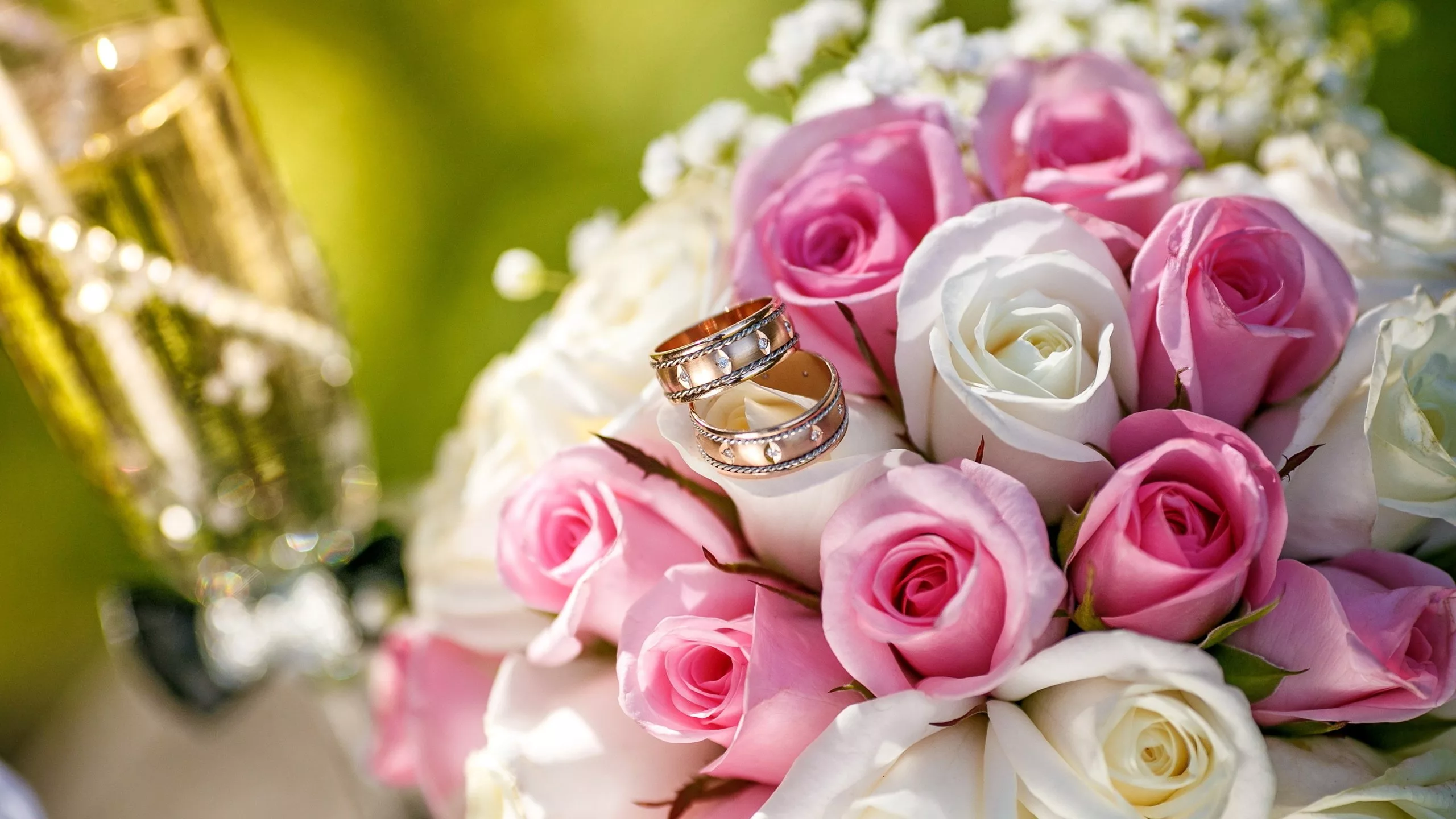 С годовщиной свадьбы цветы. Букет на годовщину свадьбы. С юбилеем свадьбы. Свадебный букет и кольца.