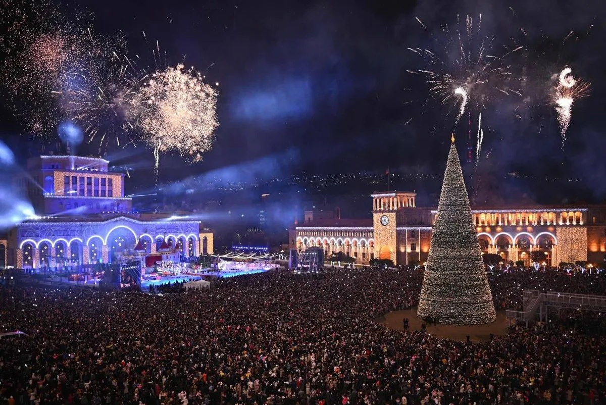 Ереван 2023 год. Площадь Республики Ереван елка. Ереван 2023. Ереван новый год 2023. Ереван 2022.