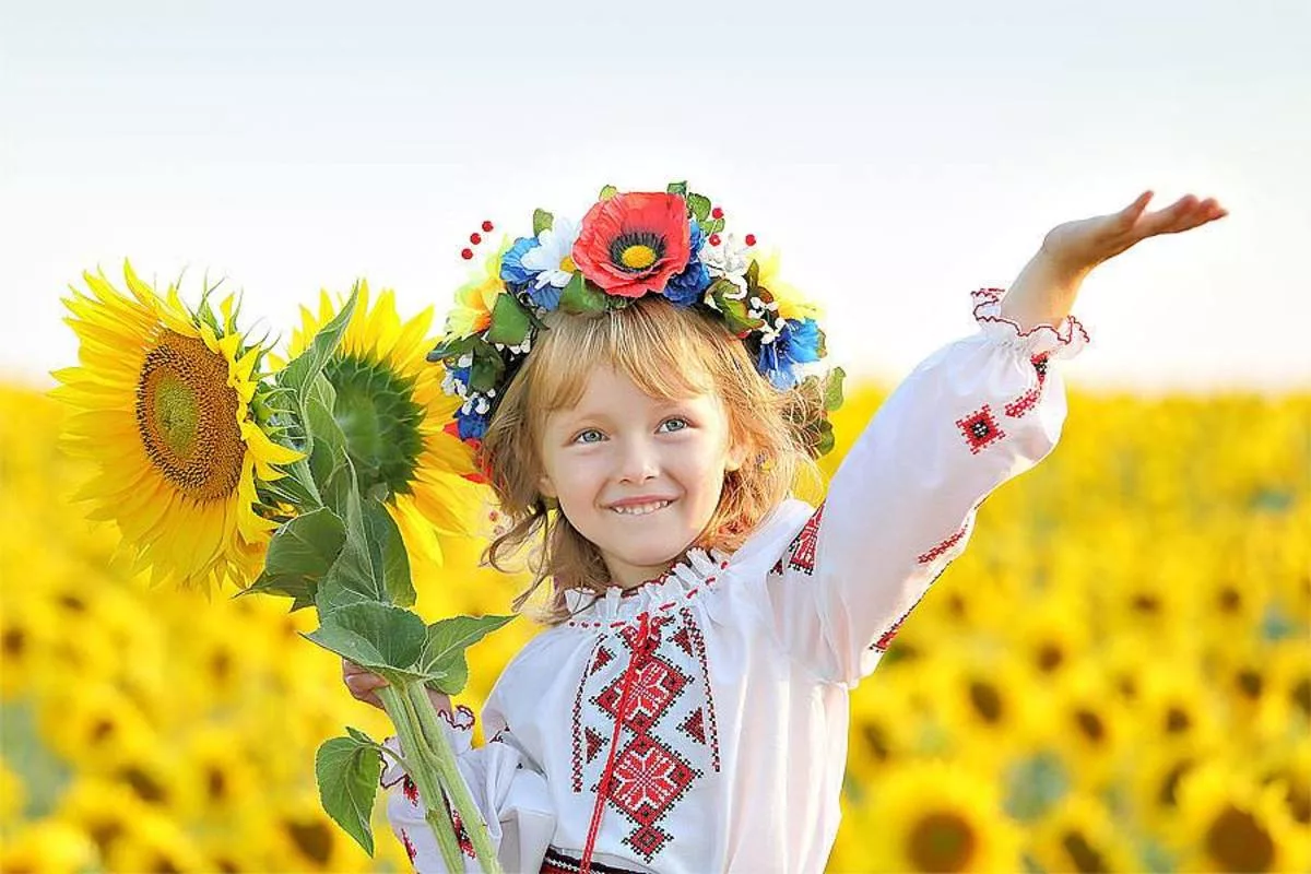 З живе. Дети в вышиванках. Украинка в поле. День независимости Украины. Украинские дети в вышиванках.