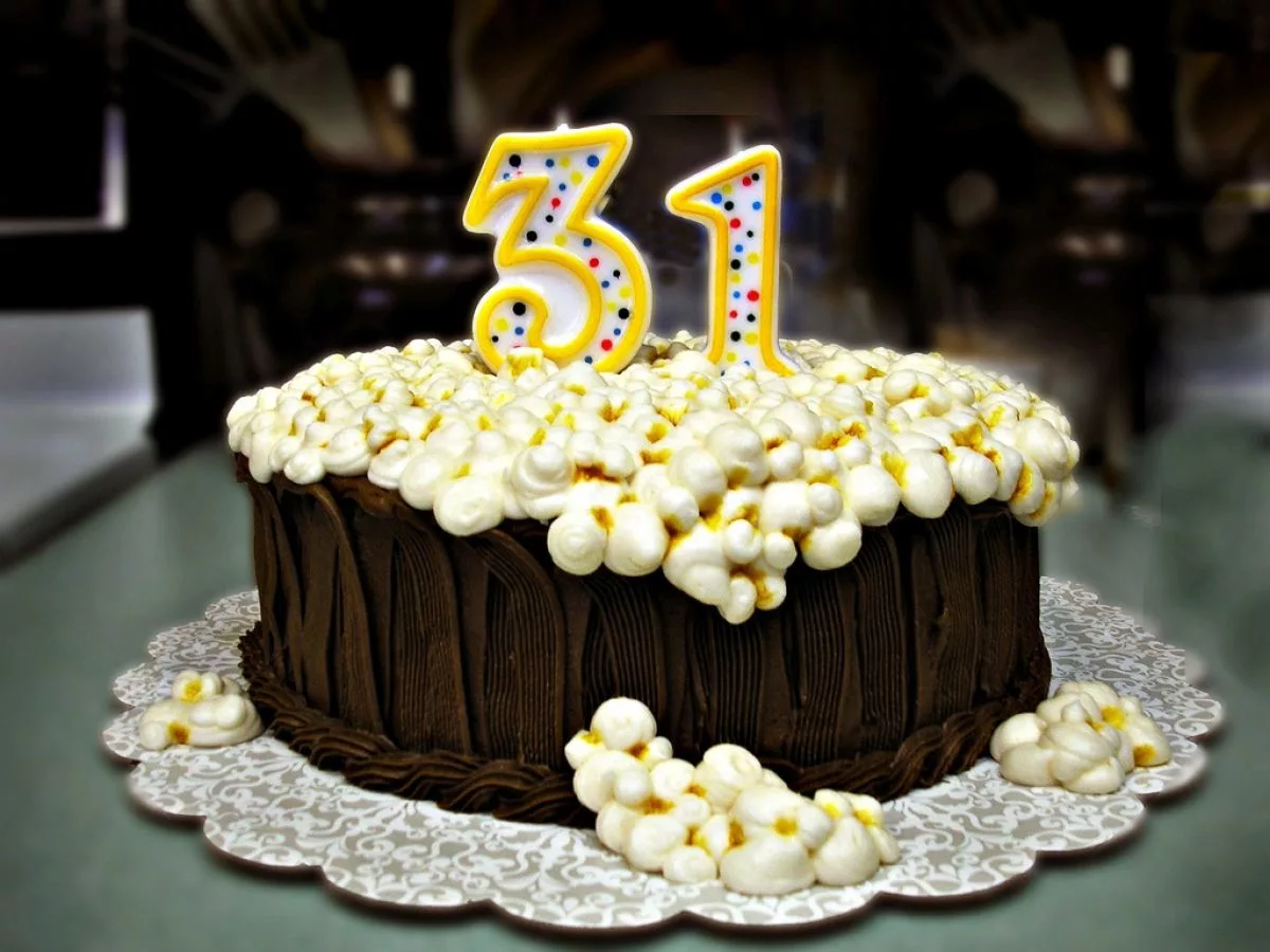31 год поздравляю. Праздничный торт на день рождения. Торт на день рождения 25 лет. Торт на день рождения 32 года. Торт на день рождения 33 года.