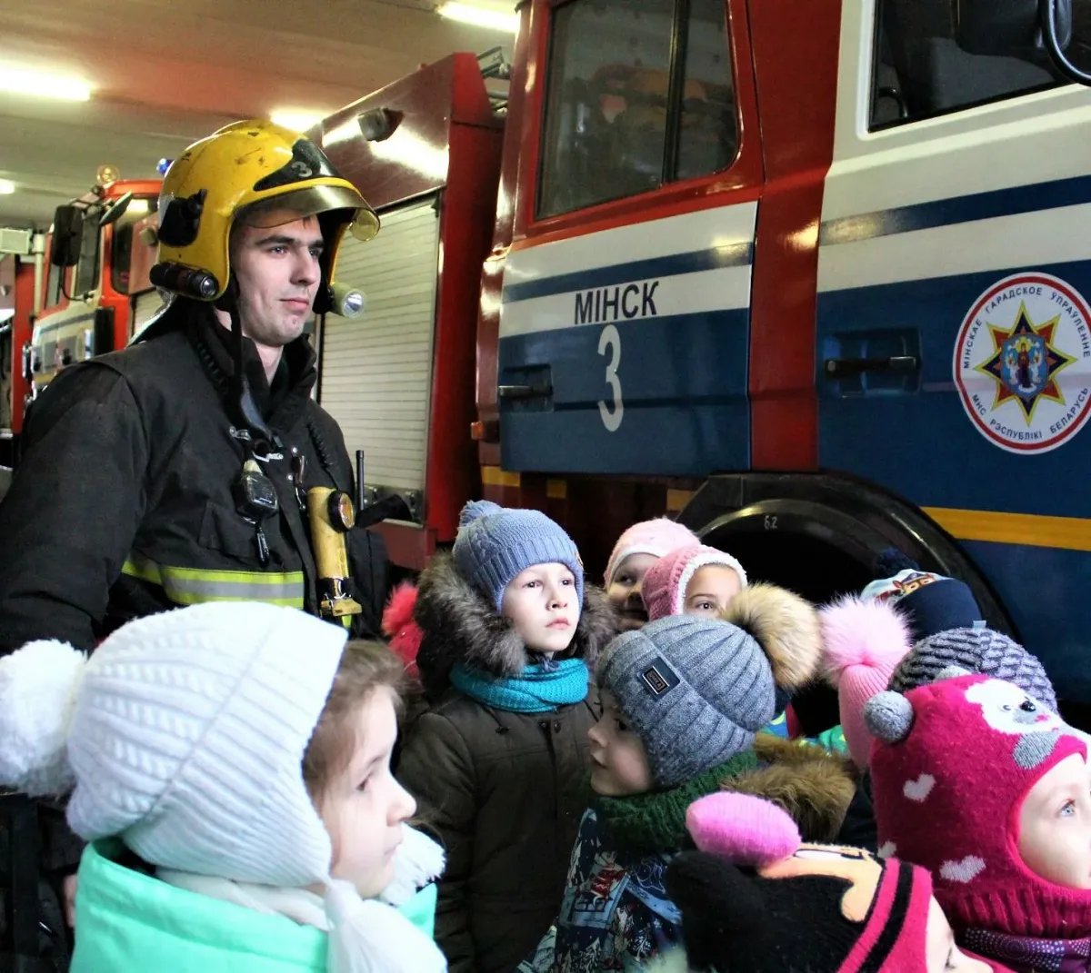 День спасателя в рб. 19 Января день спасателя в Беларуси. Спасатели Беларуси с ребенком на руках. День спасателя в Беларуси мгновение Полесье Вторницкая. Фото день спасателя МЧС РБ.