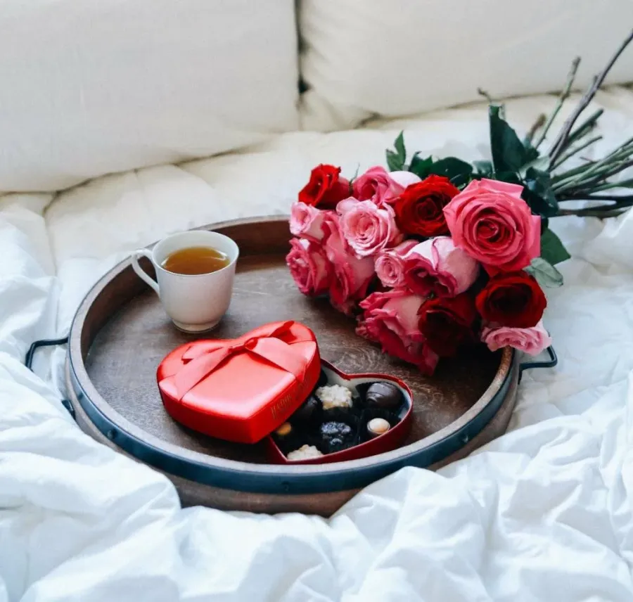Кофе в постель. Доброе утро любимая. Цветы в постель. Романтическое утро.