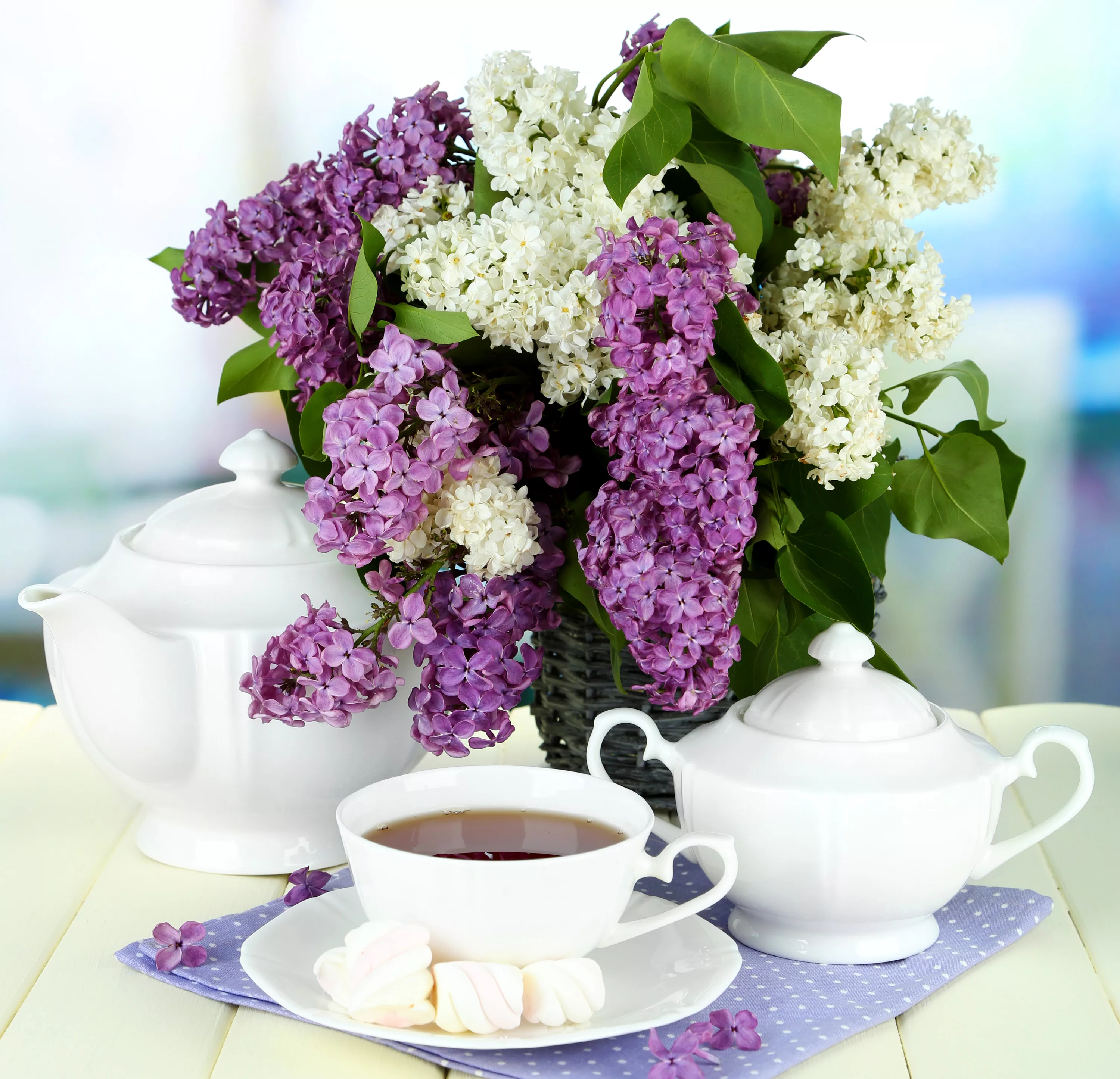 Прекрасного майского утра картинки. Красивый букет сирени. Красивые цветы в чашке. Утро цветы. Букет цветов и кофе.