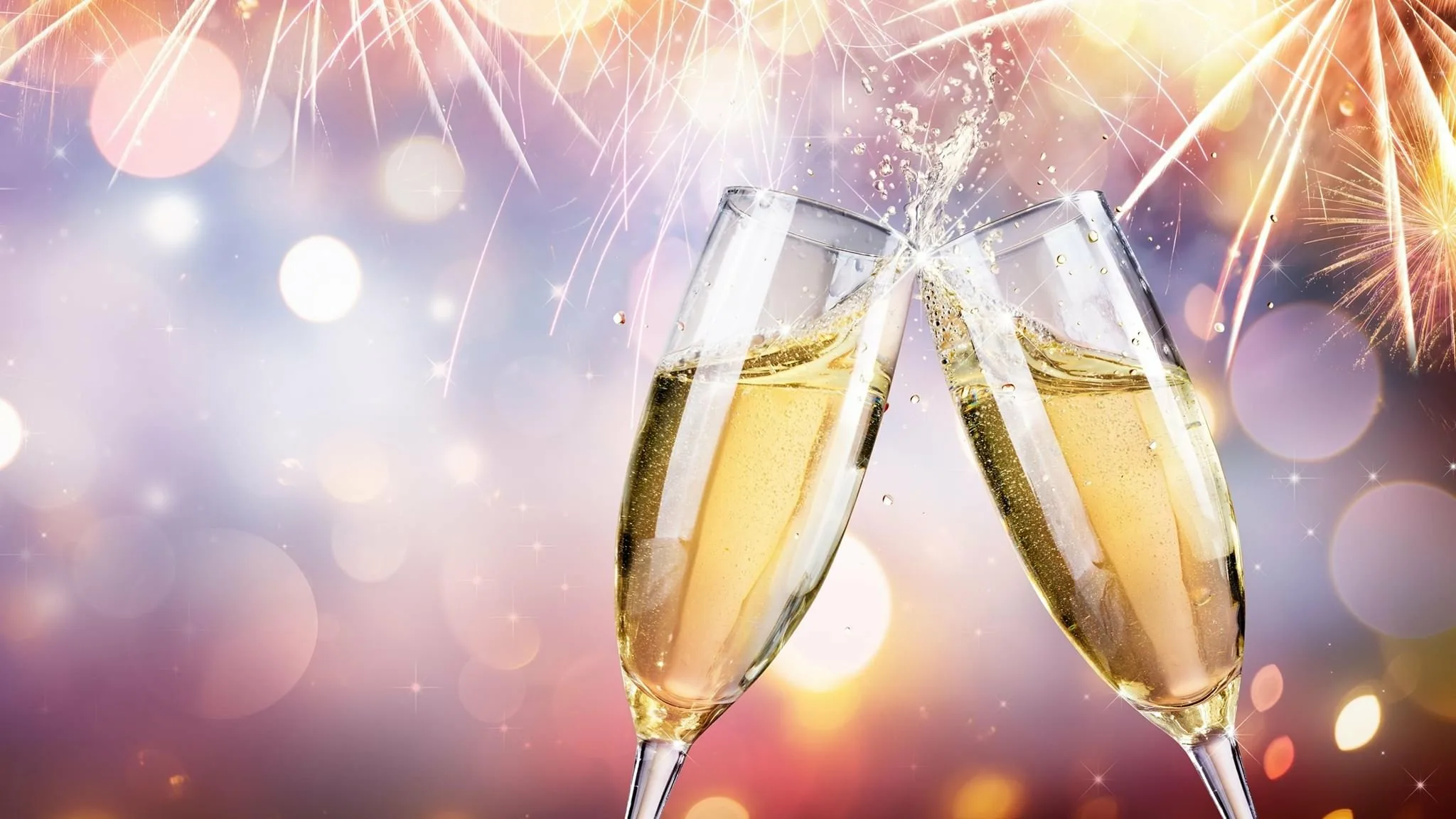 Новые картинки с днем рождения 2024. Бокалы для шампанского. Фужеры с шампанским. С днём рождения шампанское. С днём рождения бокалы с шампанским.