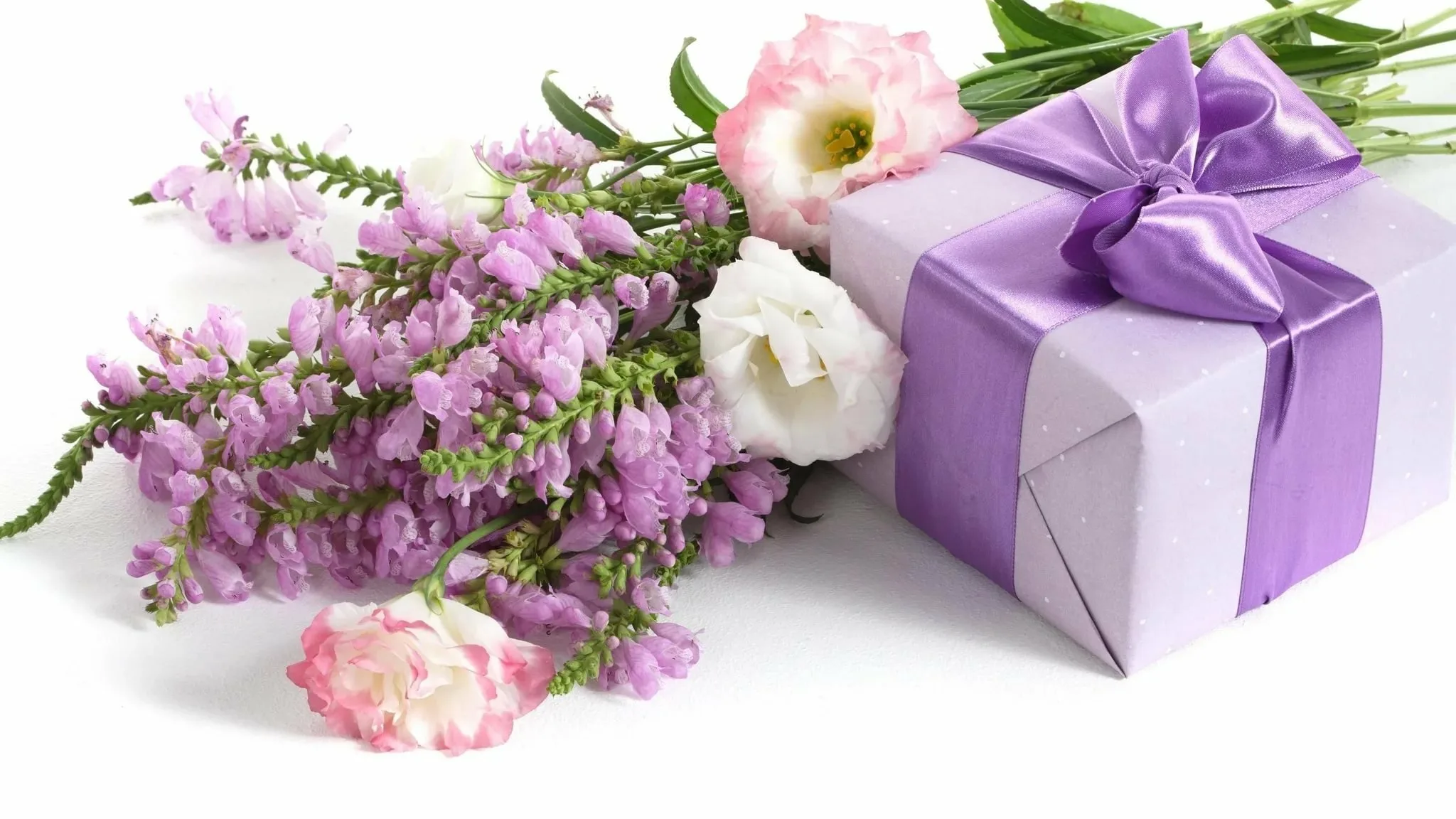 Картинка с днем рождения женщине в марте. Цветы в подарок. Красивые цветы в подарок. Подарок с цветами. Открытка "букет".