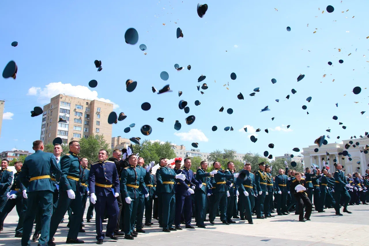 Выпуск ТВВИКУ 2022. ТВВИКУ Тюмень. Тюменское высшее военно-инженерное училище имени Маршала. Площадь 400 летия Тюмени ТВВИКУ.