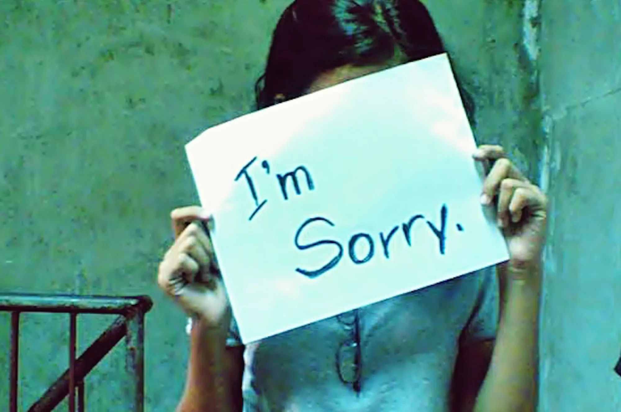 Девушка извиняется перед парнем. Извиняющаяся девушка. Картинки с извинениями. Извинение рисунок. Извиняюсь картинки.