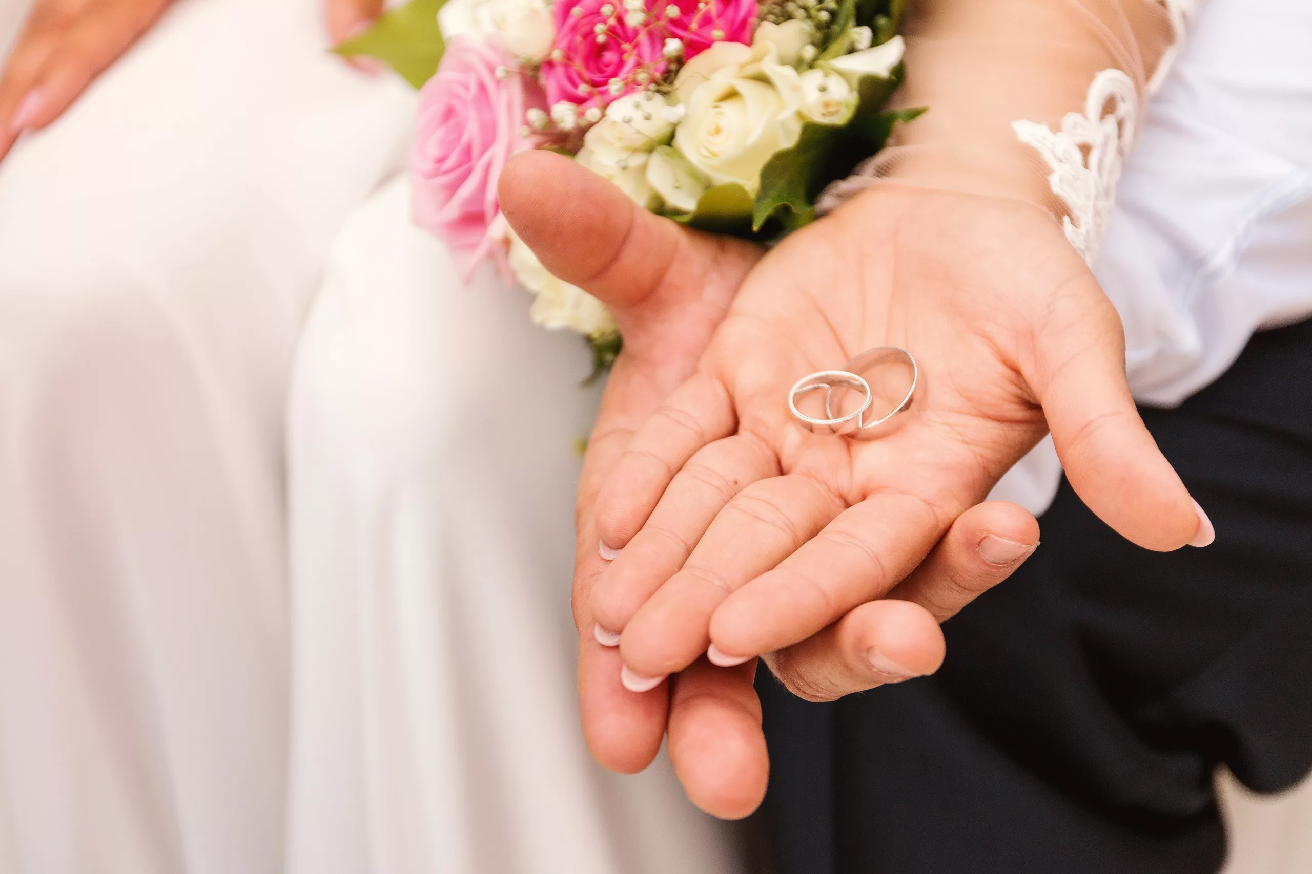 Замужество картинки. Свадебные кольца на руках. Кольца жениха и невесты. Обручальные кольца жених и невеста. Руки жениха и невесты с кольцами.