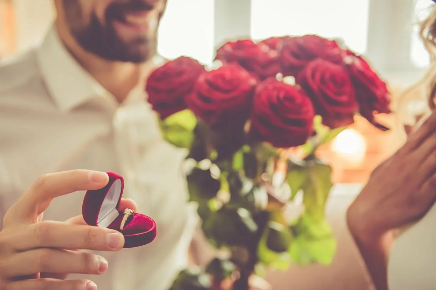 Предложение руки и сердца. Мужчина с цветами. Мужчина дарит цветы. Парень дарит девушке кольцо. Цветы выйти замуж
