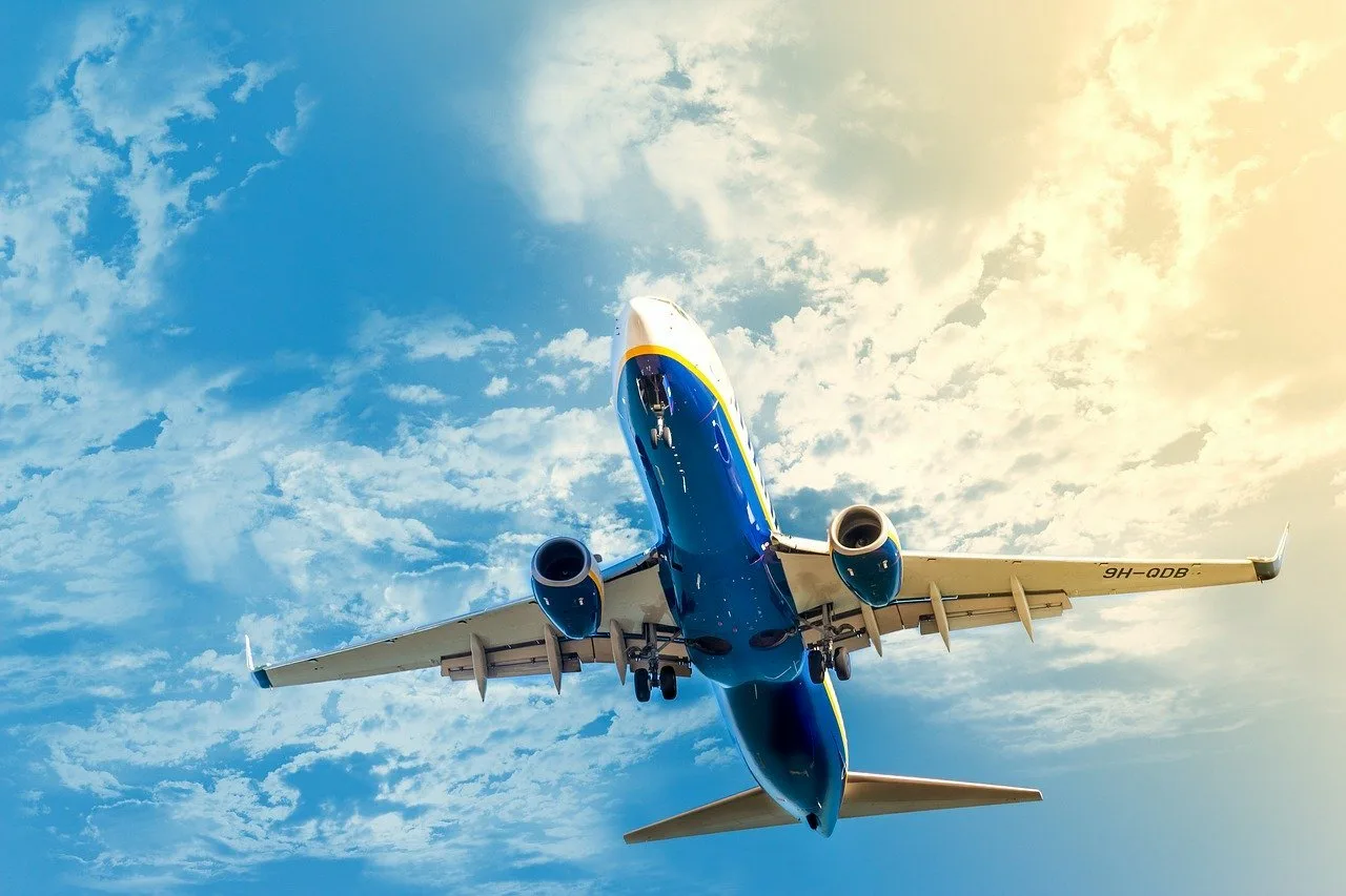 Полет самолет авиабилеты. Обои самолет. Самолет на синем фоне. Счастливого полета. Пожелания хорошего полета на самолете.