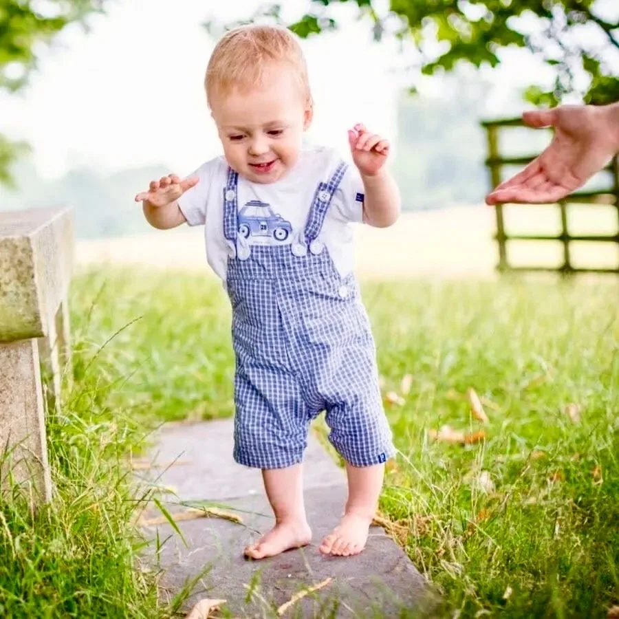 Видящий первые шаги. Первые шаги. Шаги ребенка. Первые шаги младенца. Прогулки с малышом.