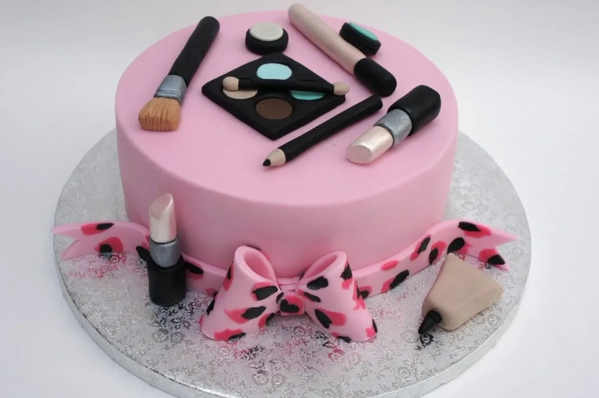 торт на др для девочки с косметикой. тортик с косметикой для девочки.