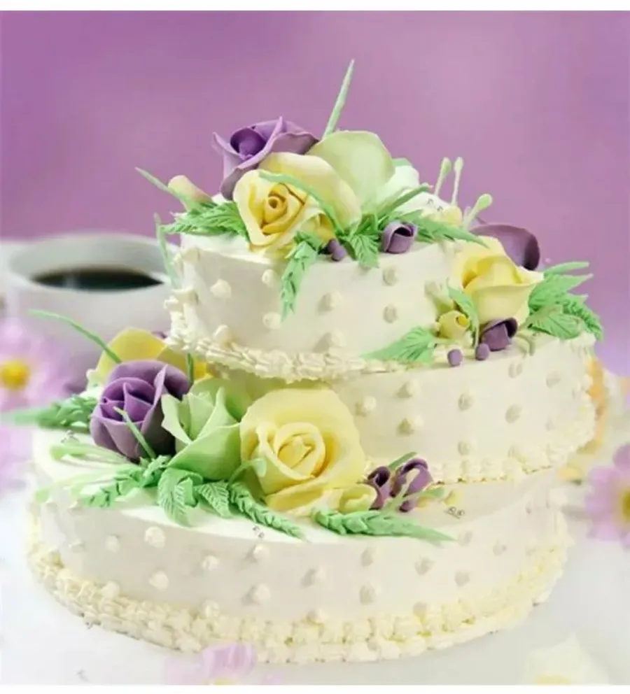 Открытка торт с днем рождения женщине. С днем рождения торт и цветы. С днём рождения женщине тортик. Открытка торт. Открытка с тортиком.