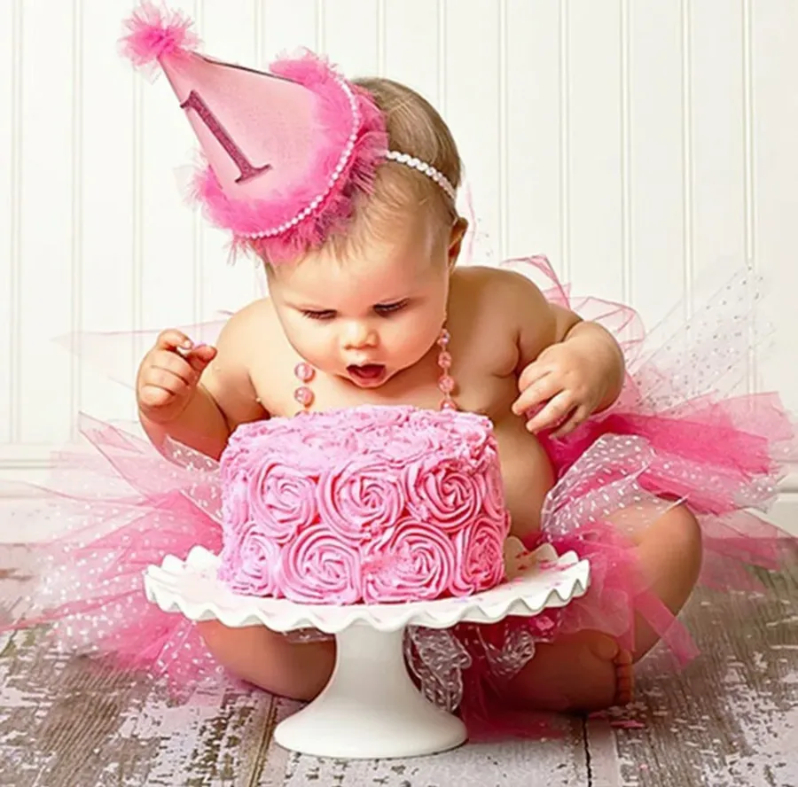 Наша малышка забавна и неуклюжа. 1 Годик девочке. Торт на годик малышке. С днём рождения 1 годик девочке. Тортики на день рождения для девочек на год.