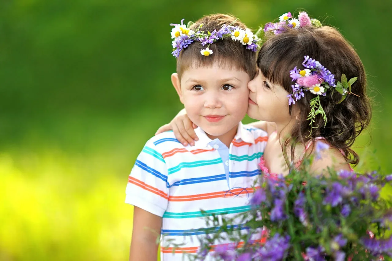 День братьев и сестер название. Дева мальчик. Счастливый ребенок. Мальчик и девочка с цветами.
