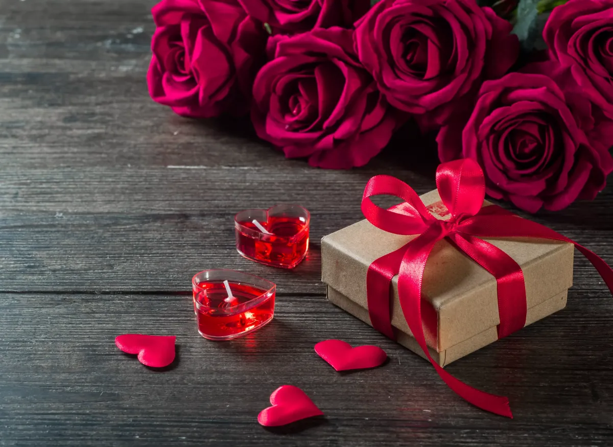 Красивое слово подарки. Красивые подарки. Цветы в подарок. Розы подарок. Романтические цветы.