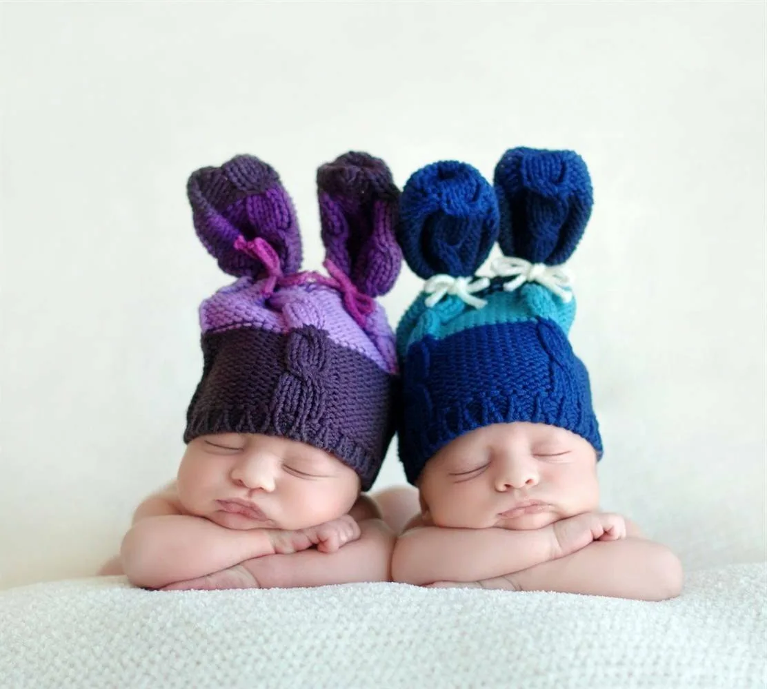 Картинки поздравления с двойняшками. С рождением малышей двойняшек. Шапочки для близняшек. С рождением малышей двойни. Шапочки для близнецов.