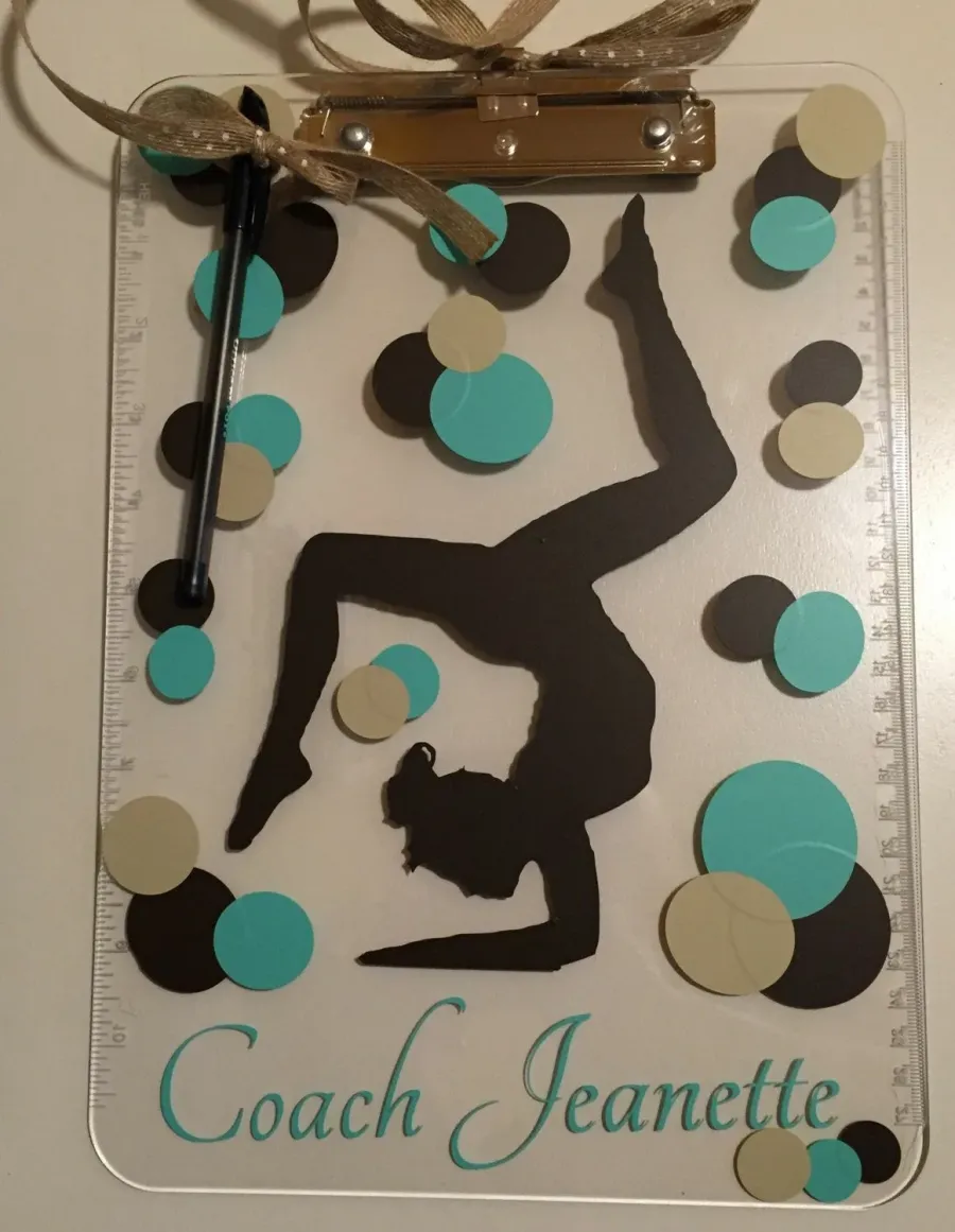 С днем тренера открытки спортивная гимнастика. Подарок тренеру по акробатике. Подарок тренеру по художественной гимнастике. Поделка тренеру по гимнастике. Открытка тренеру.