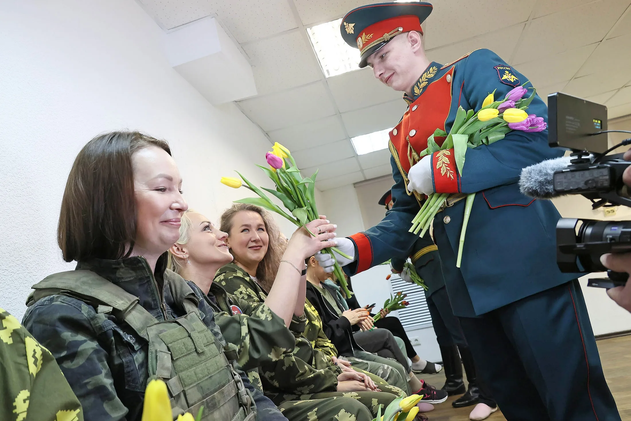 Фото Поздравление с 8 Марта военнослужащих женщин #50