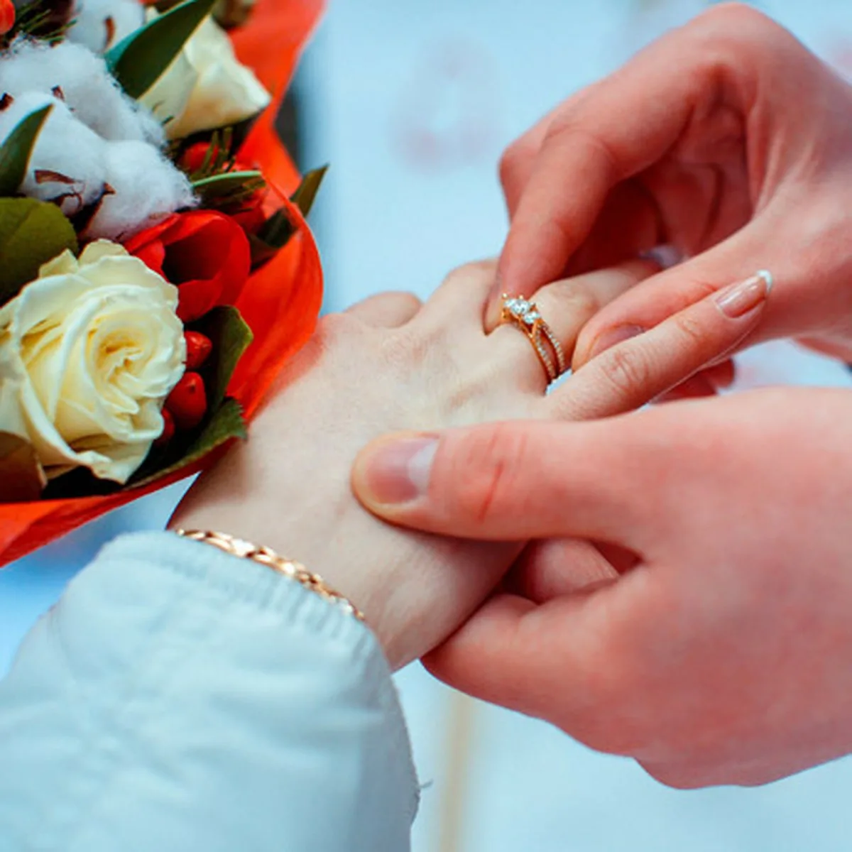 Предложения замужества. Букет с кольцом. Букет цветов с кольцом. Рука с кольцом и цветами. Предложение руки и сердца с цветами и кольцом.
