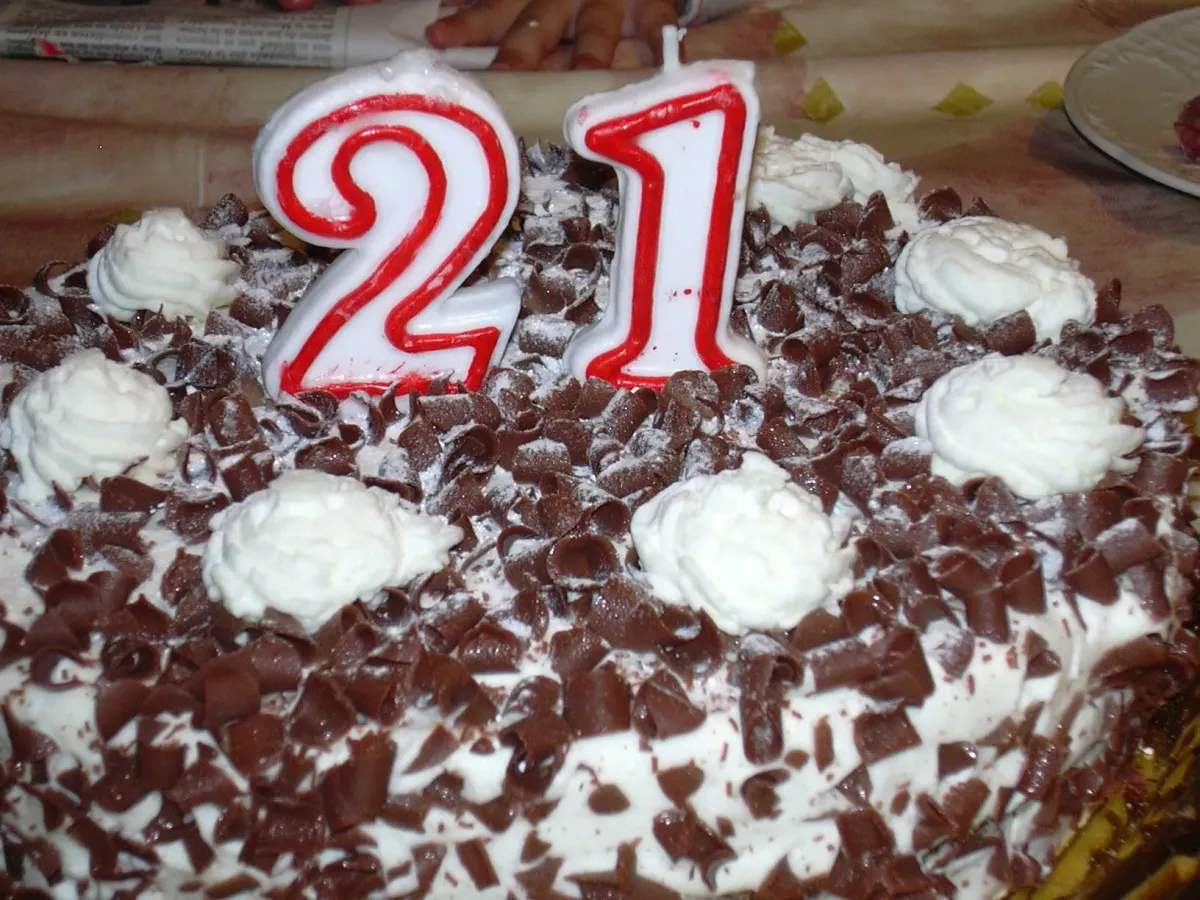 Поздравление с днем рождения внука 21 год. С днем рождения 21. С днём рождения 21 год. Торт на день рождения 21 год. Тортик на день рождения 21 год.