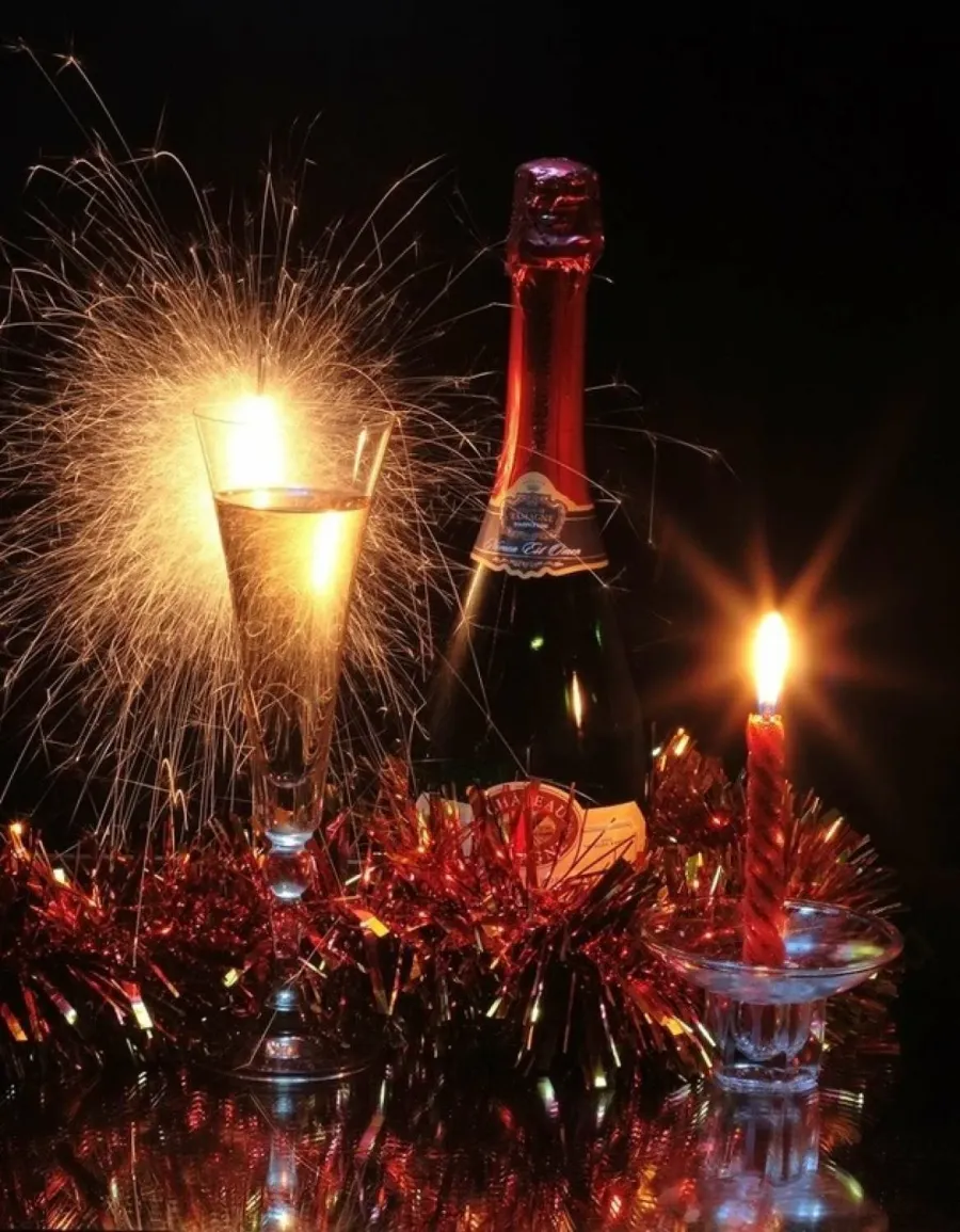Днем рождения новогоднее. Шампанское и свечи. Шампанское новый год. Свечи новогодние шампанское. Бокалы шампанское со свечами.