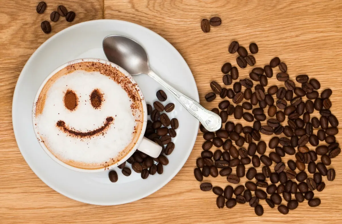Удачного позитивного дня картинки. "На чашечку кофе…?!". Красивый кофе. Кофе с улыбкой. Картинки на рабочий стол кофе.