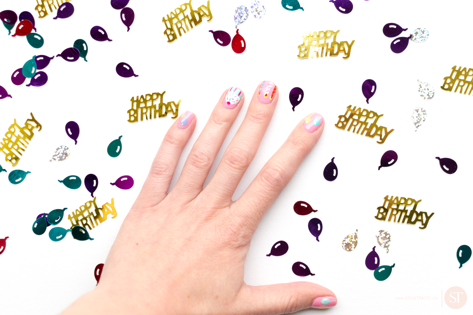 Поздравление с рождением мастера маникюра. Ногти на день рождения. Маникюр на день рождения. Маникюр открытка. Открытки с днём маникюрщ.