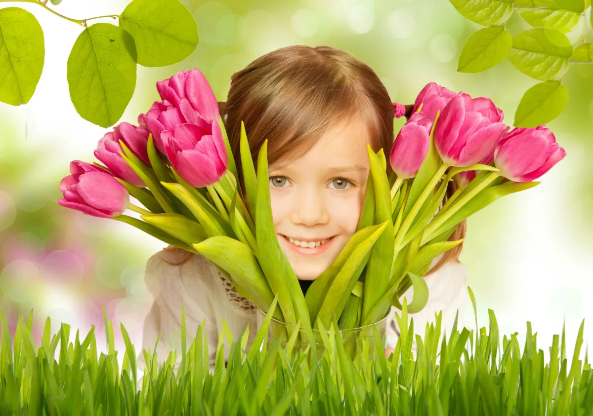 Дети с цветами. Девочка с цветами. Девочка с тюльпанами. Цветы для мамы. Видео поздравление маленькому