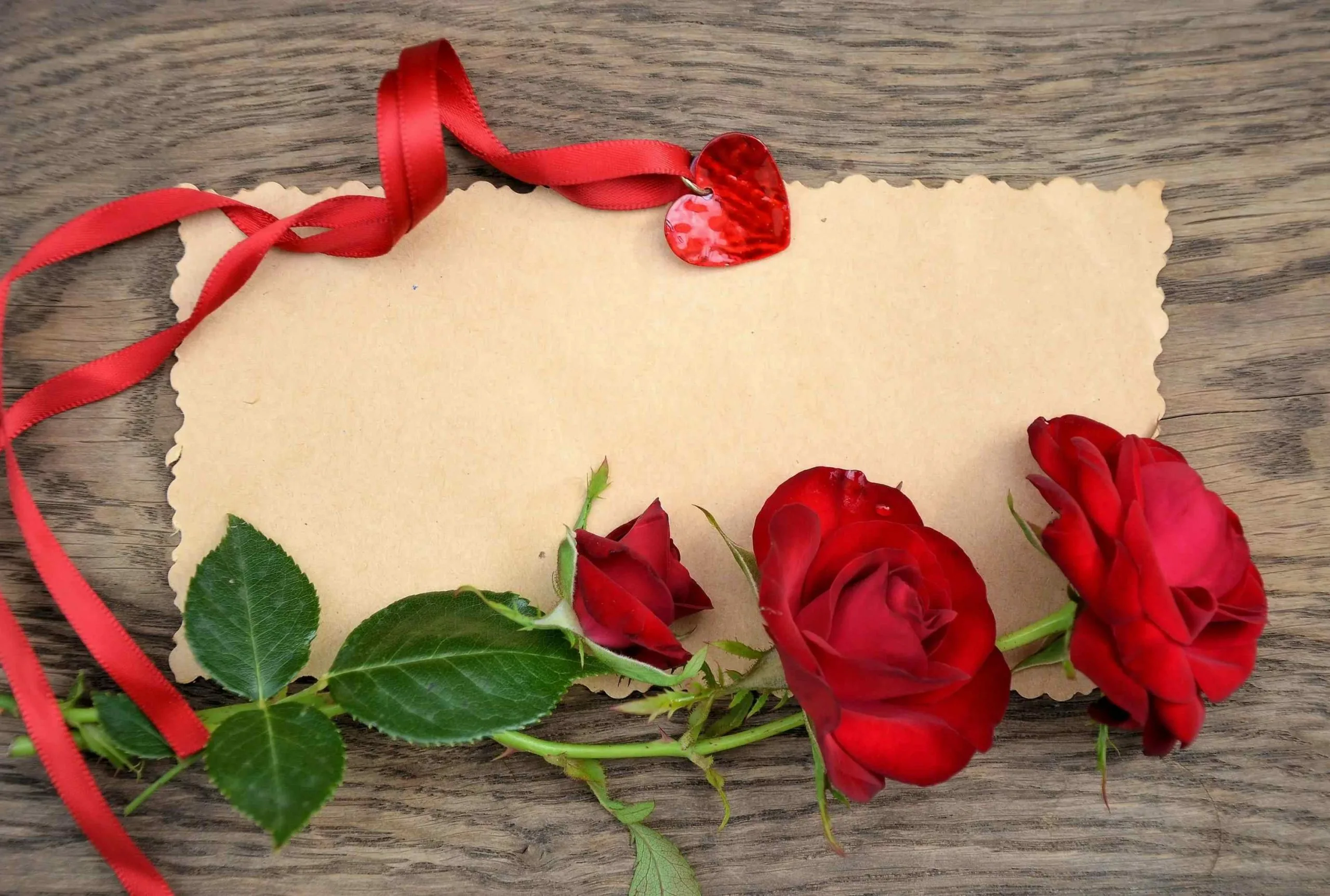 Открытки с добавлением текста. Красные розы открытка. С днем рождения розы. Розы поздравление. Фон с розами для поздравления.
