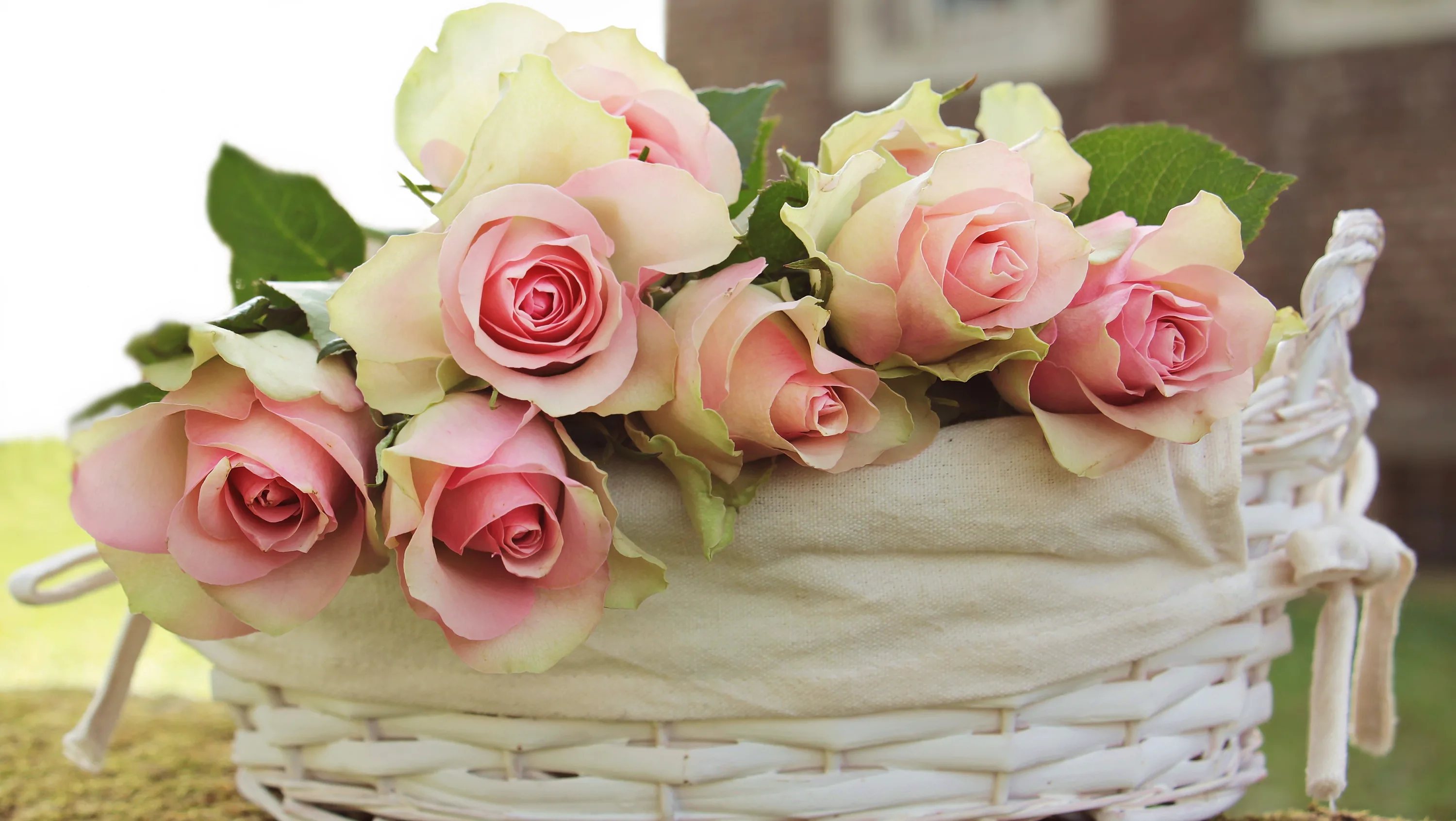 Розы маме стихи. Красивые букеты с днём рождения. Красивый букет цветов с днем рождения. Шикарные цветы. Красивый нежный букет.